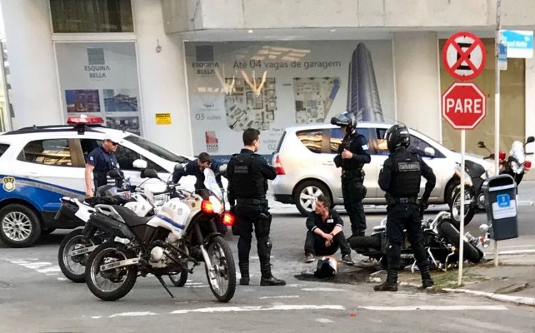 Motoqueiro sai da festa dos amigos com carona sem capacete e foge da GM