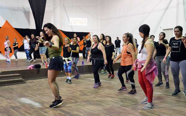 Aulão de zumba reúne moradores de Camboriú durante o dia do amigo