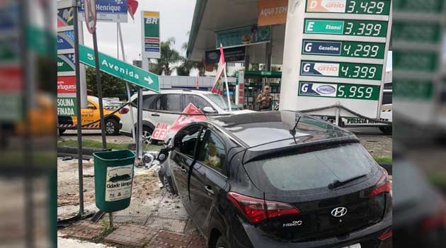 Bêbado e sem CNH, rapaz deixa carro ‘em pé’ após invadir posto em Balneário