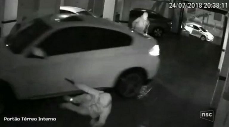 Empresário foge de assalto atropelando o ladrão dentro de garagem