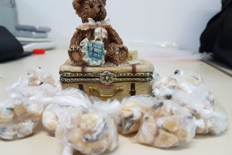 Polícia prende casal suspeito de tráfico de drogas e acha cocaína em brinquedo do filho