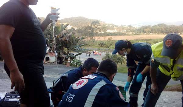 Criança de 2 anos é encontrada desacordada no fundo de piscina.