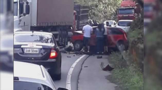 Acidente na Serra Dona Francisca deixa mulher morta e dois feridos