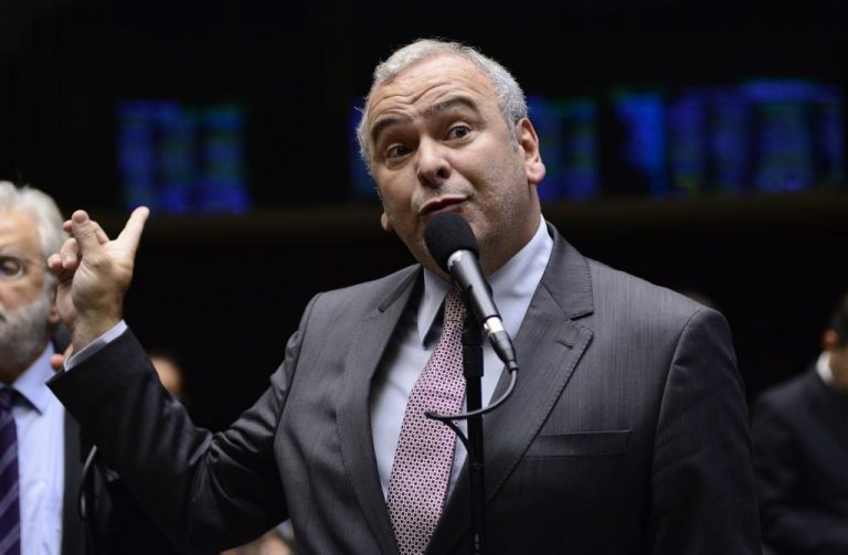 Julio Delgado lamenta que PSB esteja como ‘biruta’ de aeroporto nessas eleições