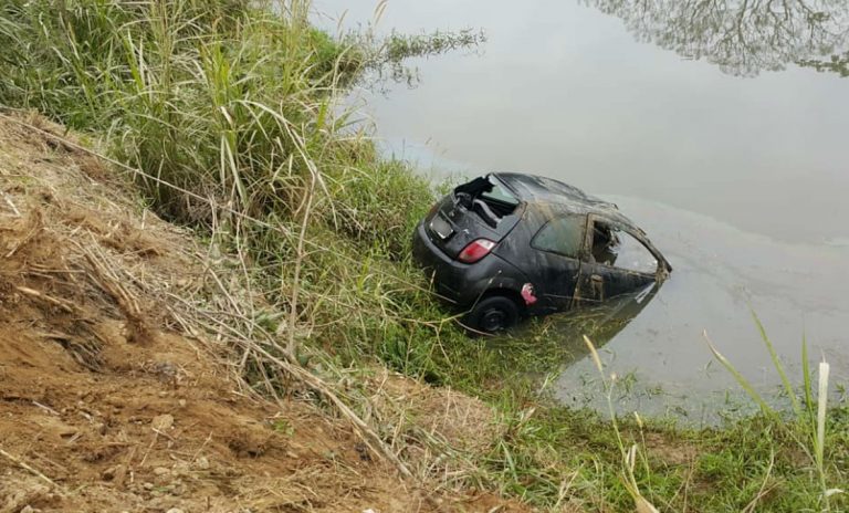 Carro cai no rio Itajaí-Mirim e homem é encontrado morto