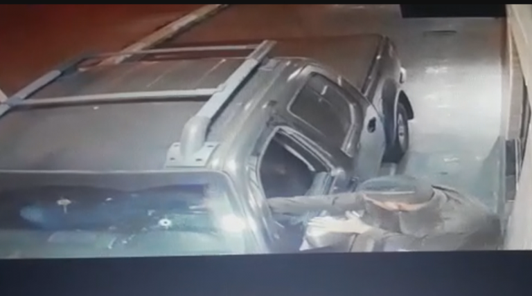 Policial reage a roubo e mata assaltante em drive-thru