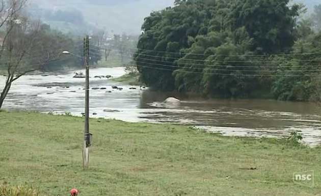 Bombeiros buscam por dois meninos de 8 anos que foram arrastados por correnteza
