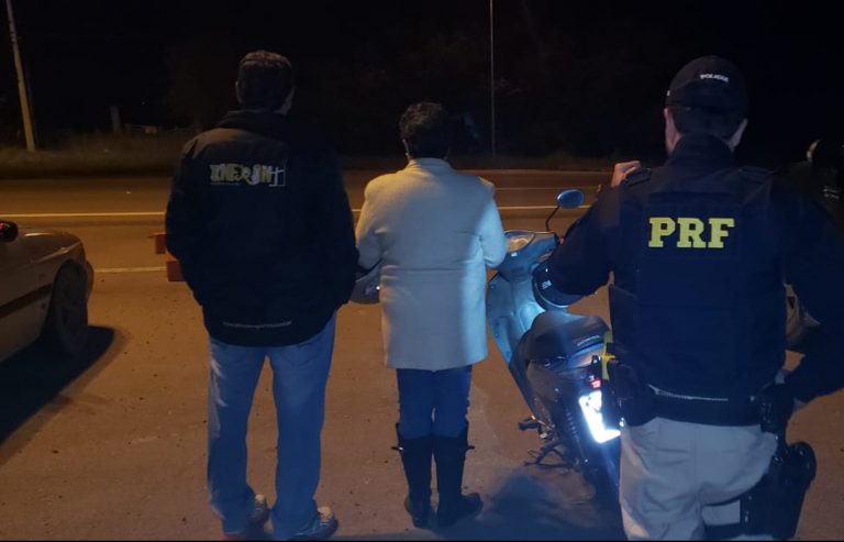 Casal de idosos é preso com moto roubada
