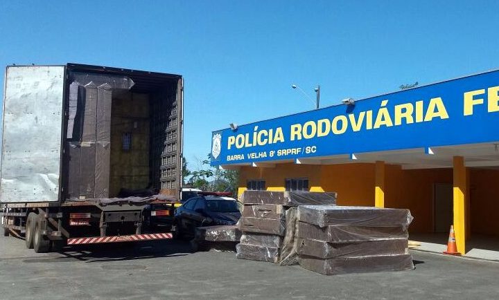 PRF de Barra Velha apreende caminhão com 350 mil maços de cigarros contrabandeados