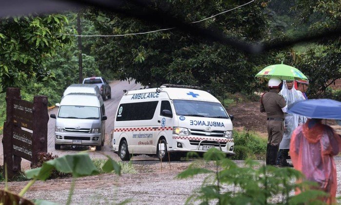 Final feliz: 12 meninos e técnico são retirados da caverna na Tailândia