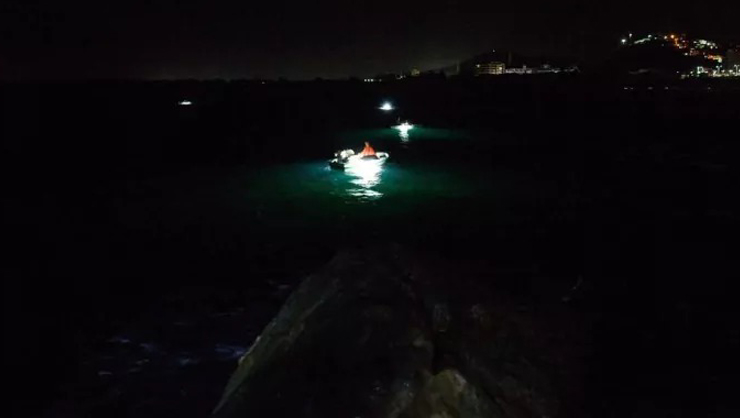 Vítimas são socorridas após acidente entre barcos na praia de Laranjeiras
