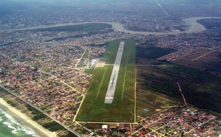 Avião que pousaria em Navegantes teve que voltar para SP por falta de bombeiros em solo