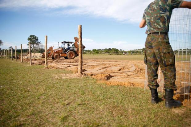 Prefeitura X Marinha. Embargada obra de cerca no campo de futebol no Campeche