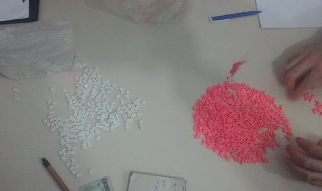 Homem é preso com mais de dois mil comprimidos de Ecstasy no Bairro das Nações