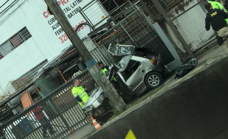 Vítima morre após colisão contra poste na marginal da BR-101