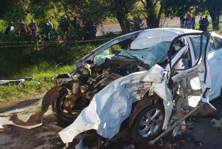 Casal de idosos morre ao bater carro contra caminhão na BR-282