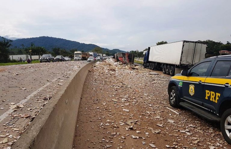 Caminhão carregado com telha tomba e provoca outro acidente na BR-101