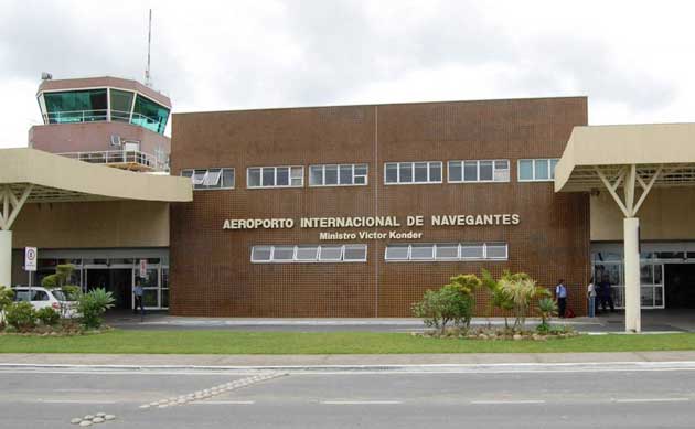 Homem é preso se masturbando dentro de avião em Navegantes