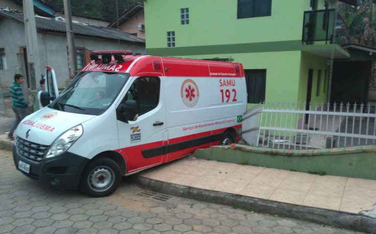 Ambulância do Samu perde o freio, desce morro e bate em muro