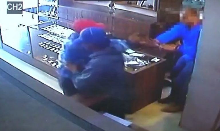 Vídeo: Empresário reage a assalto e se livra de tiro após arma de ladrão falhar