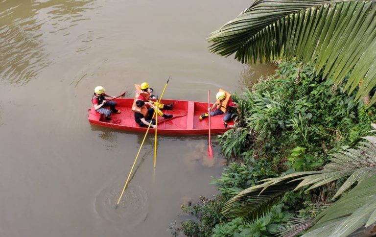 Jovem de 21 anos morre afogado ao tentar pegar chinelo que caiu em rio