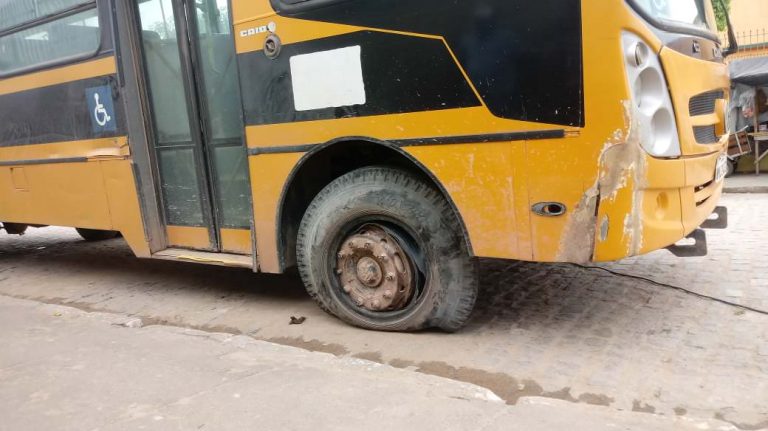 Vídeo: Mulher morre após ser atingida por peça de roda de ônibus