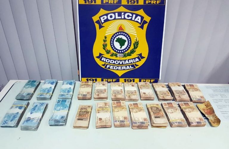 Dois suspeitos de assaltarem empresa são presos com R$ 135 mil escondidos em van