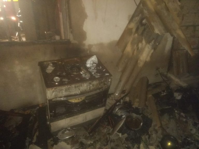 Casa pega fogo em Navegantes e queda de vela acesa pode ter causado incêndio