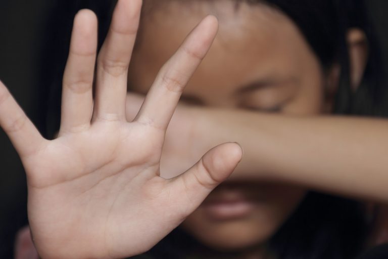 Mãe e padrasto são presos por abusos sexuais contra criança de 7 anos