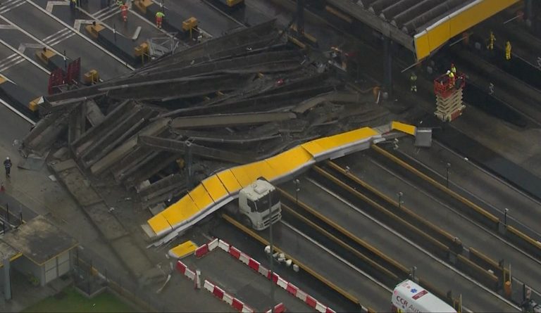 VÍDEO: Caminhão derruba parte de pedágio da Rodovia dos Bandeirantes, em SP