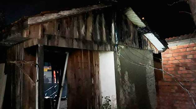 Homem de 50 anos morre carbonizado em incêndio que destruiu casa