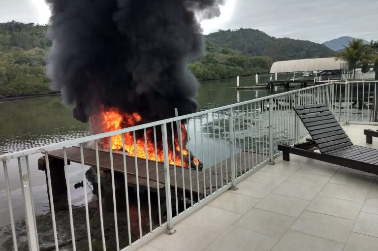 Lancha pega fogo em pier de hotel de Balneário