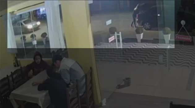 Mulher é prensada contra porta-malas do próprio carro. Motorista do outro carro estava bêbado