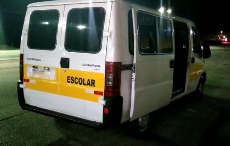 PRF encontra van escolar roubada com 236 quilos de maconha