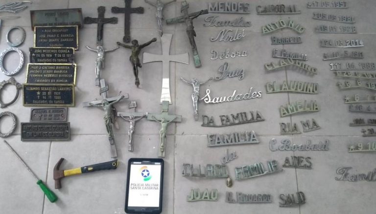 Homem é preso ao furtar 64 inscrições de lápides e crucifixos de cemitério