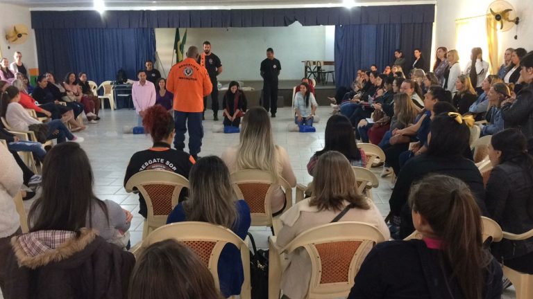 Secretaria de Educação oferece formação de primeiros socorros para funcionários do município