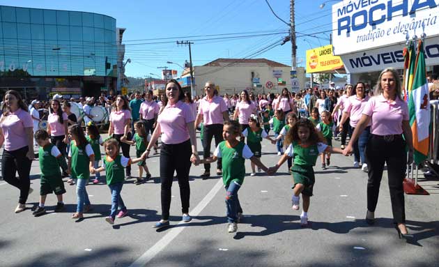 Desfile Cívico reúne moradores no centro de Camboriú