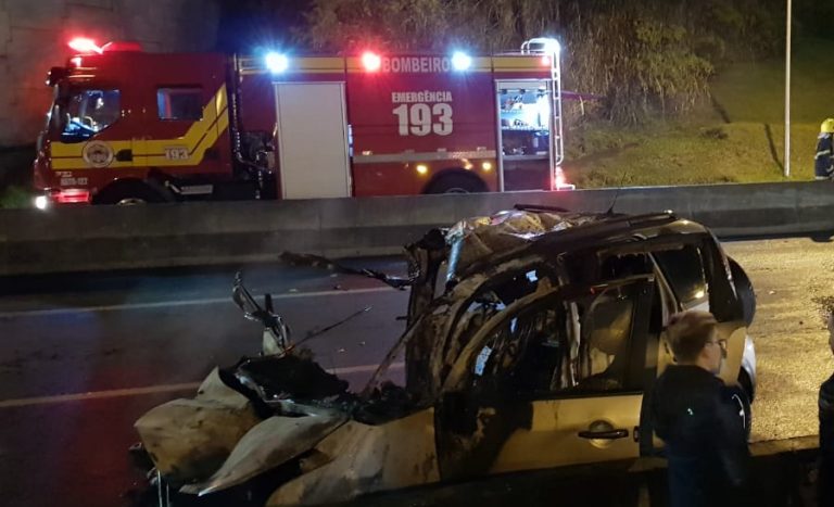 Acidente grave envolvendo carro e carreta na noite de domingo em Balneário.