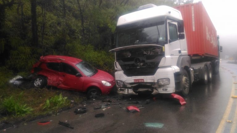 Duas mulheres morrem em acidente entre carro e caminhão