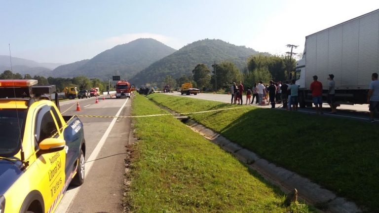 Caminhão de gasolina tomba na BR-101 e deixa trânsito bloqueado