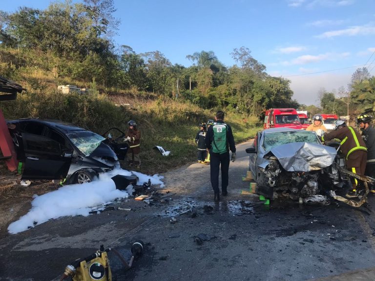 Acidente entre dois carros mata três pessoas na BR-470