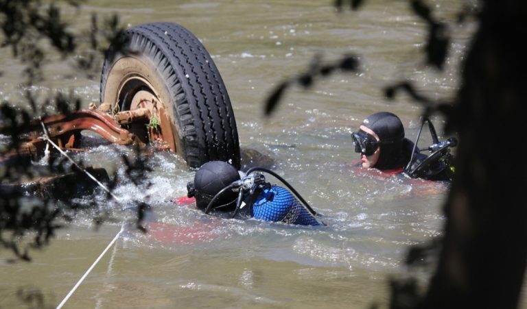 Bombeiros buscam por motorista de caminhão que caiu em rio na Serra de SC