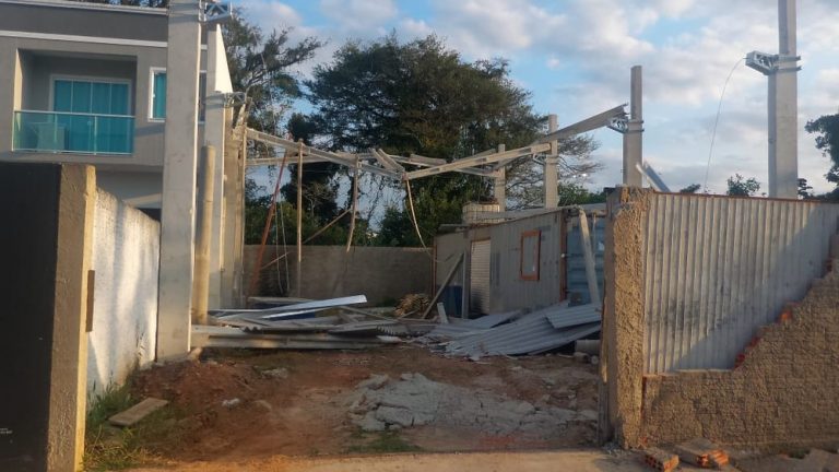 Operário morre após viga e telhado de galpão desabarem em Itajaí