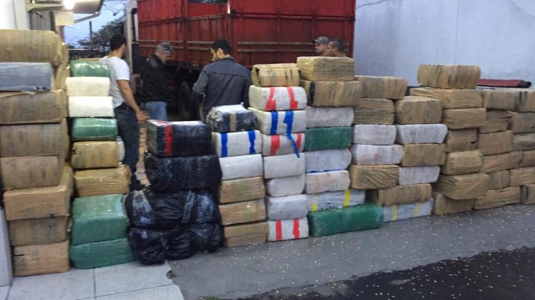 PM realiza a maior apreensão de maconha da história de SC. Quase 8,5 toneladas da droga estavam em uma carreta.