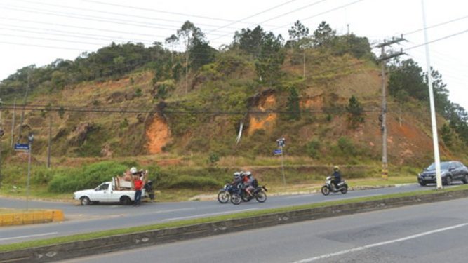 Justiça nega reintegração de posse e diz que construtora é dona de terreno no Morro Cortado.