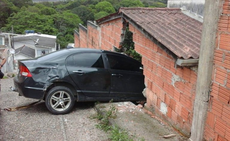 Ao recuperar carro roubado, população ataca PM em Camboriú. Bandido foge.