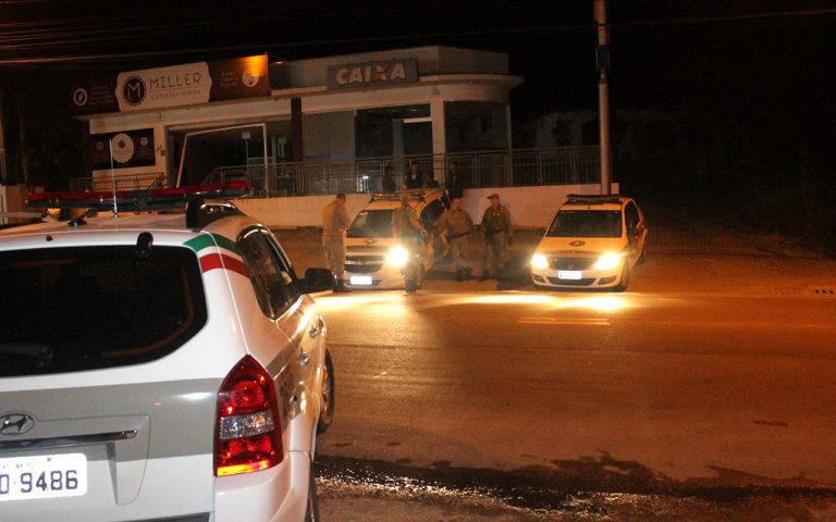 Agência bancária é assaltada por criminosos fortemente armados em Brusque