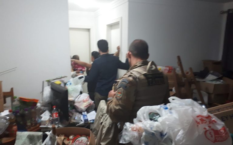 Apartamento de casal que acumulava lixo é interditado em Camboriú