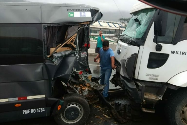 Engavetamento com 7 veículos deixa 12 feridos em Itajaí