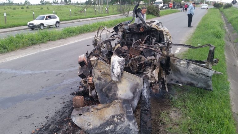 Homem morre carbonizado após acidente entre carro e caminhão